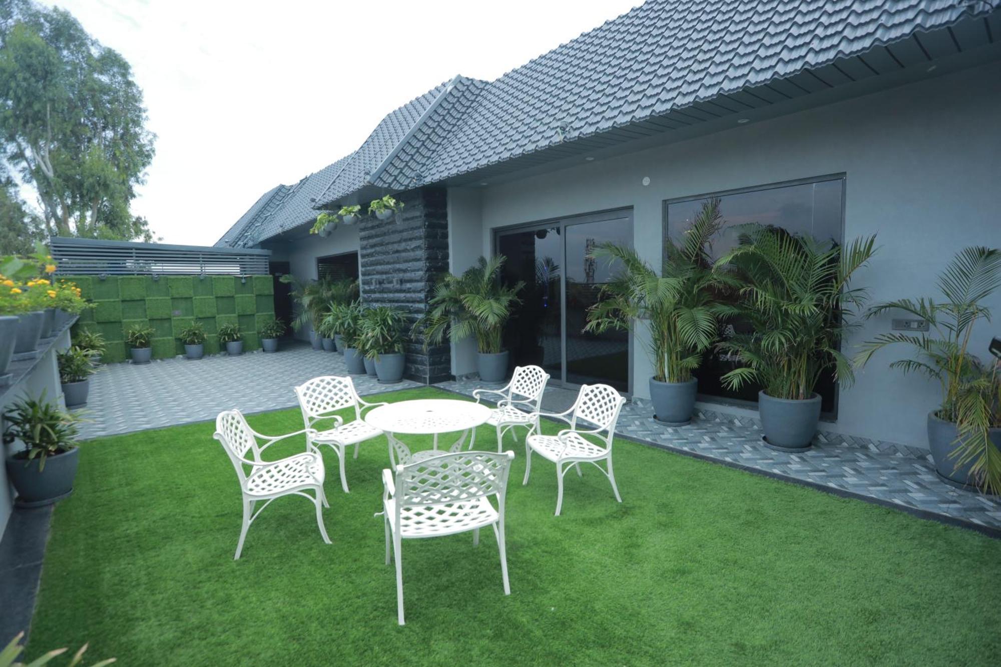 Ovel Hotel Ludhiana Oda fotoğraf